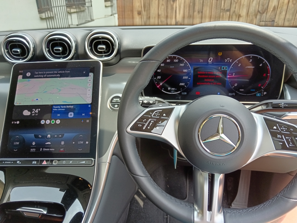 Interior view of the centre console int he new Mercedes-Benz GLC 220d 4Matic Avantgarde