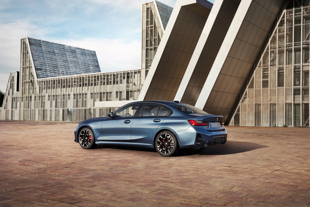The G20 BMW 330i offers a superb combination of performance, efficiency, comfort, and technology.