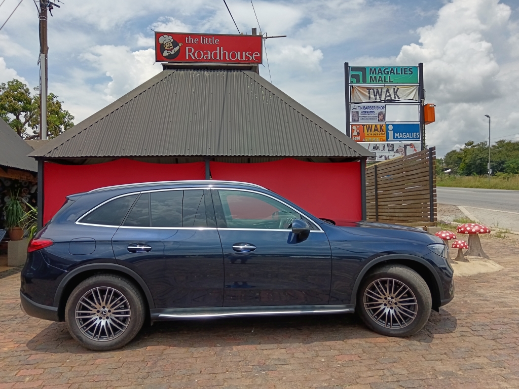 Side view of the Mercedes-Benz GLC 220d 4Matic Avantgarde