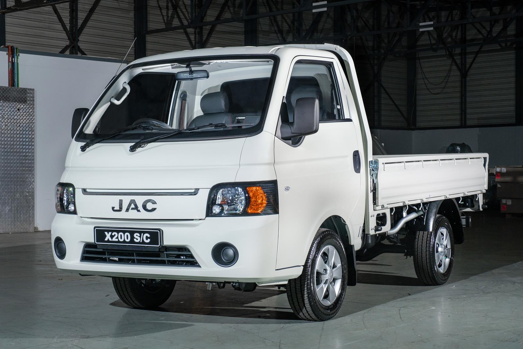 JAC X200 single cab 68 kW front view