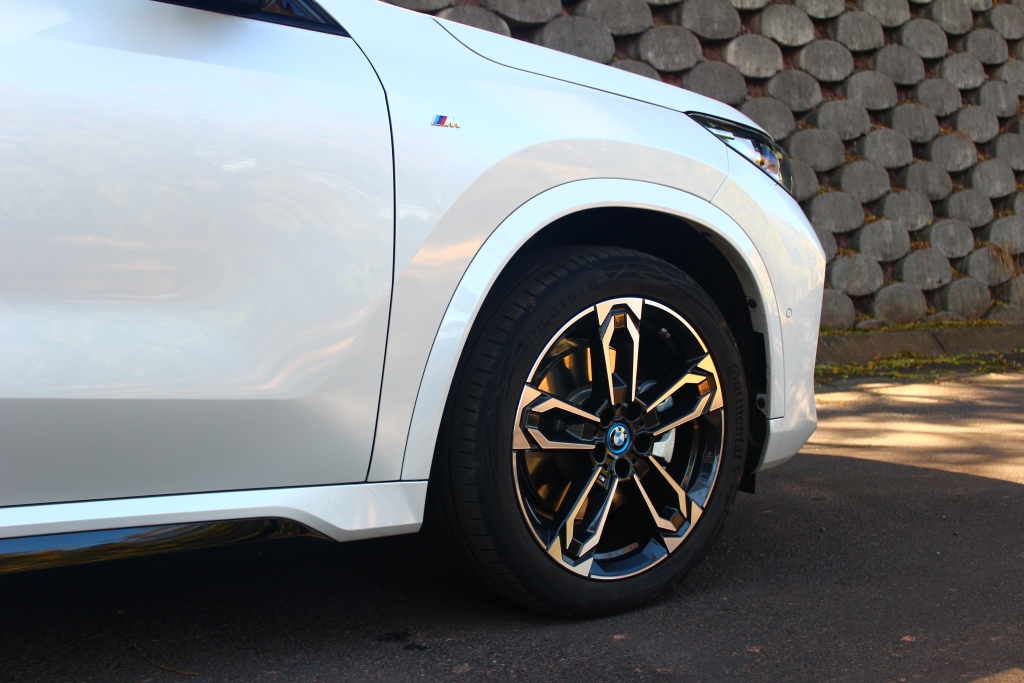 Discreet M badges on the front fenders mark this iX1 as being on M Sport specification.