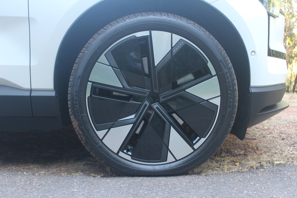 The 20-inch alloy wheels display an attractive combination of aerodynamic efficiency and modern styling.