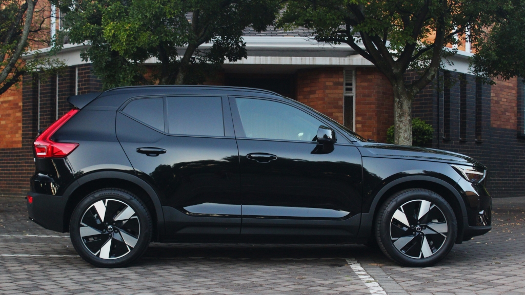 Side view of the new Volvo XC40 Recharge