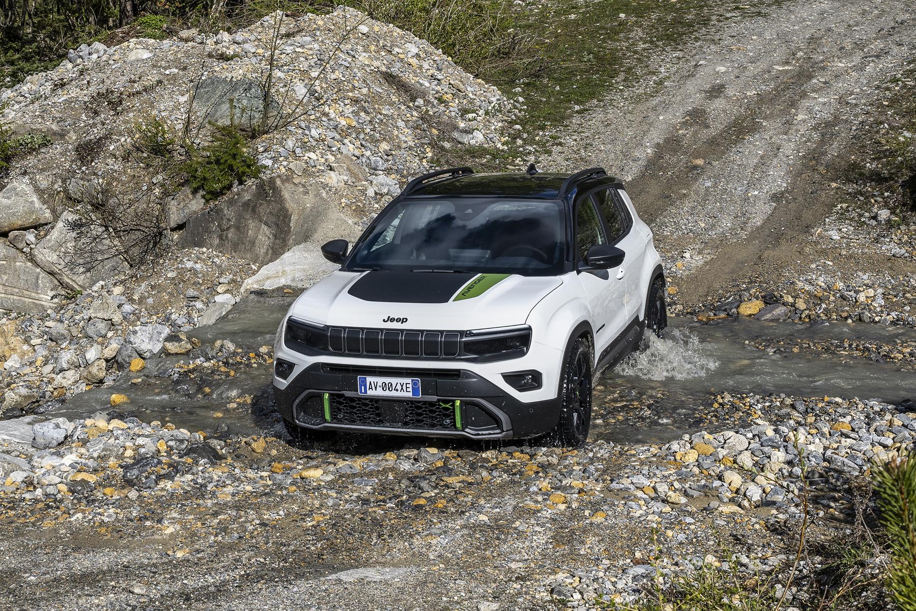 Jeep Avenger negotiating a rocky section