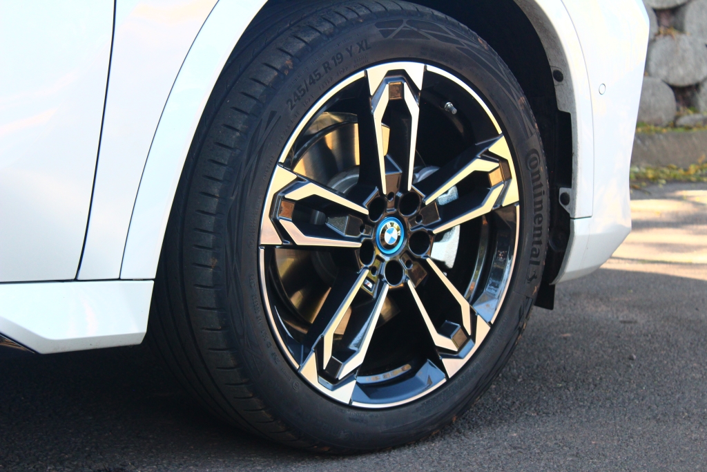 These 19-inch alloy wheels are a R 15 000 option.