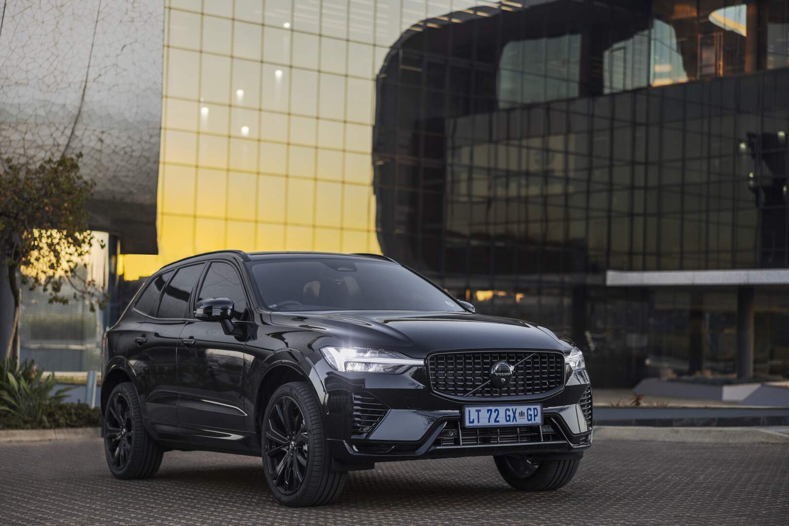 Volvo Black Edition XC60 front view