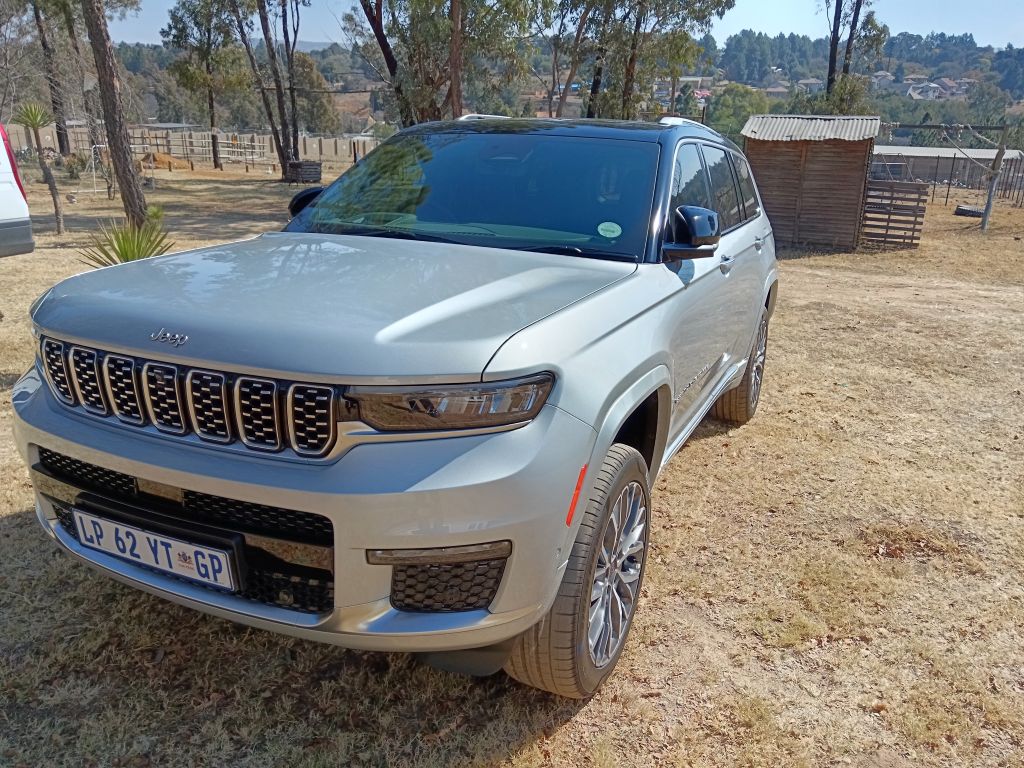 Jeep Grand Cherokee Summit L front view