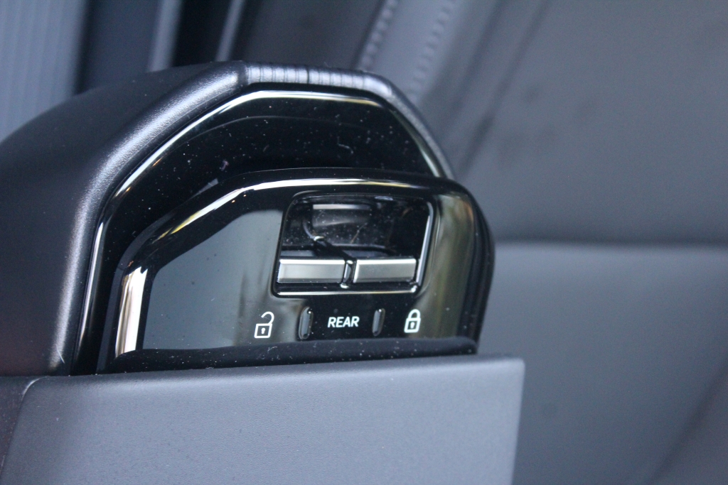 The window- and lock controls are mounted in a small forward extension of the central armrest.